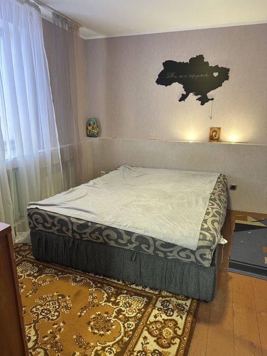 Половина цегляного будинку, з власною ділянкою