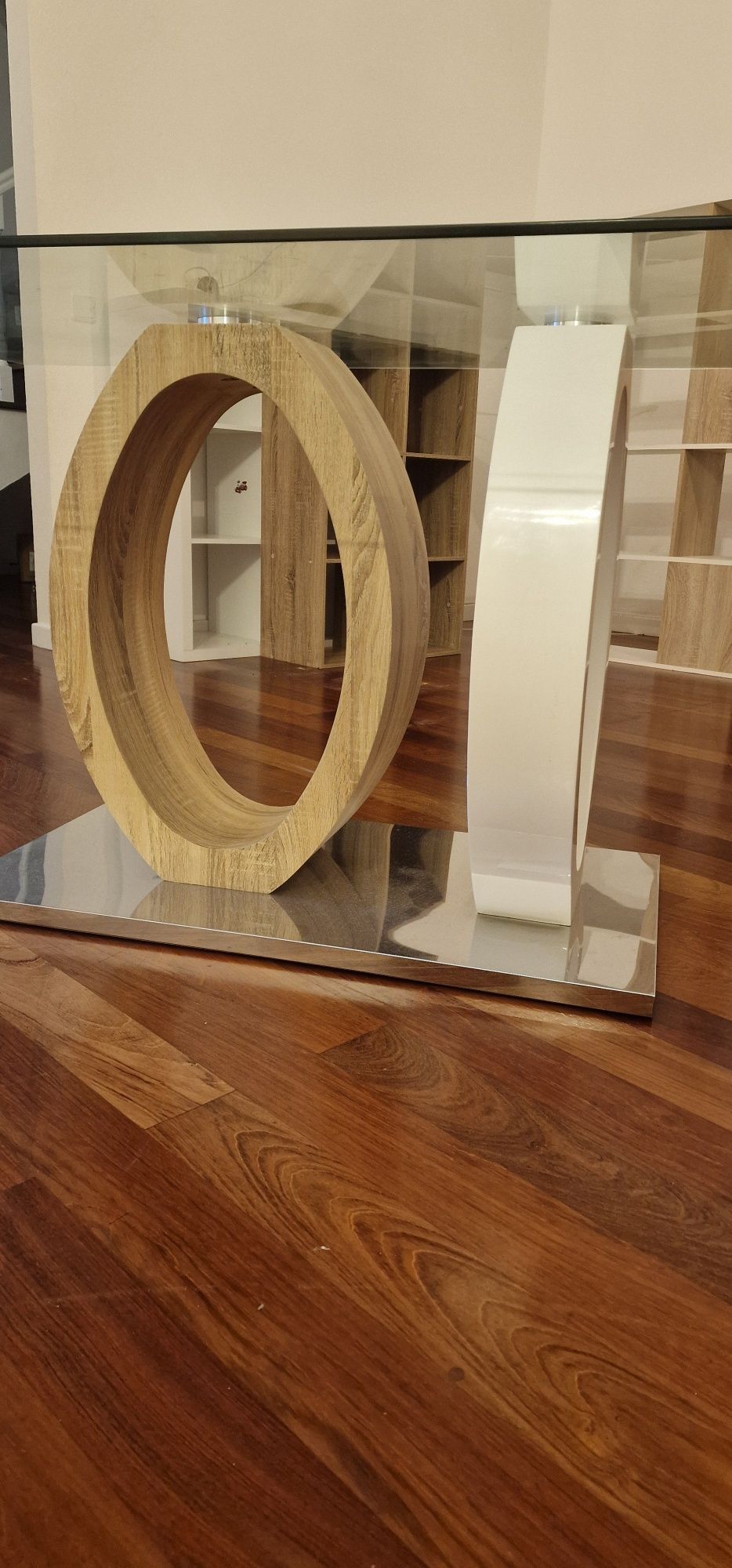 Mesa de vidro e madeira