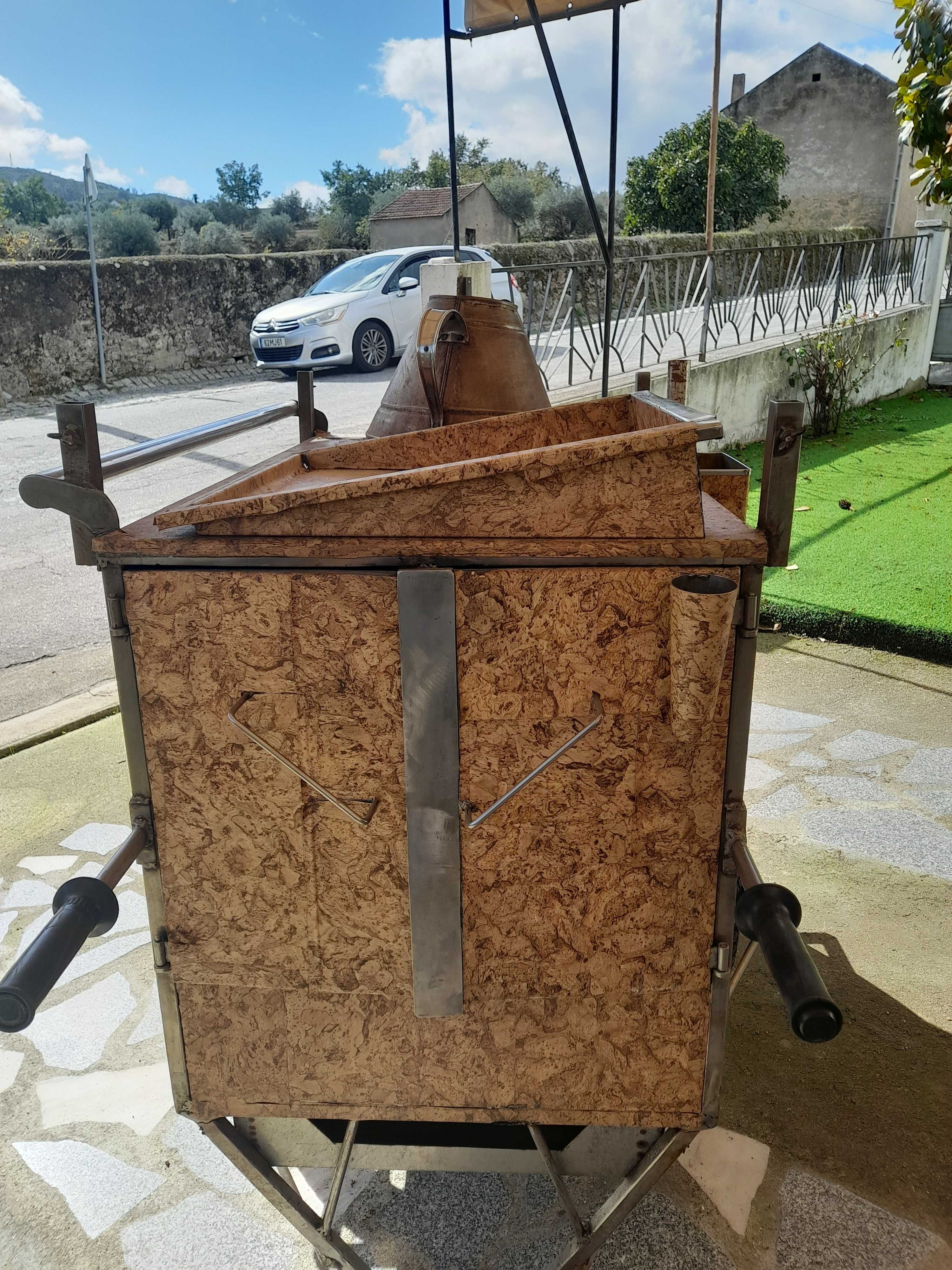 Carro de Castanhas em Inox Revestido De Papel Cortiça Decorativo