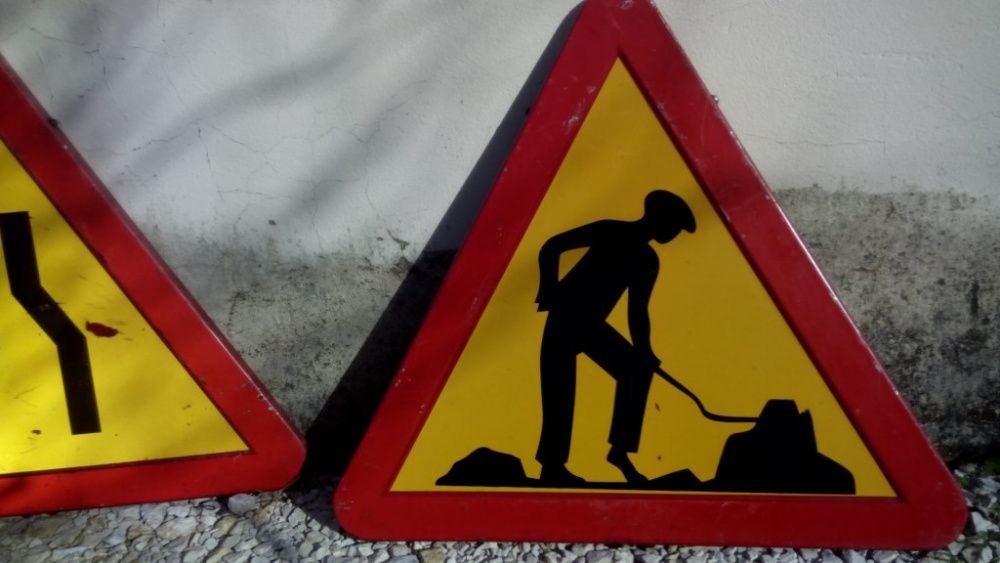 sinais para obras na estrada