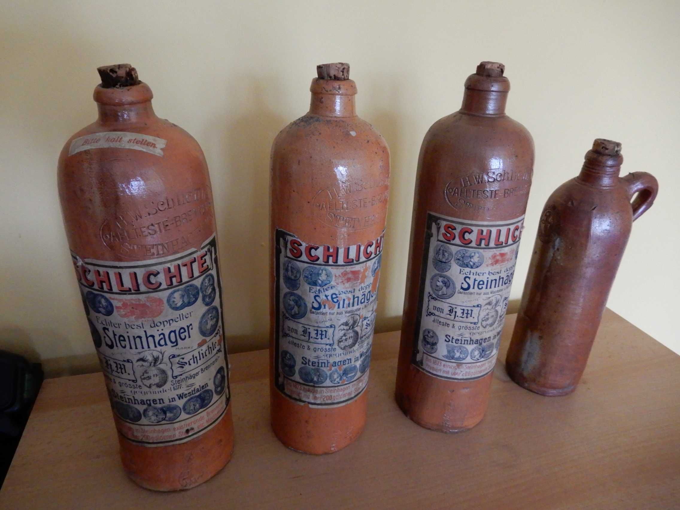 Stare zabytkowe butelki ceramiczne
