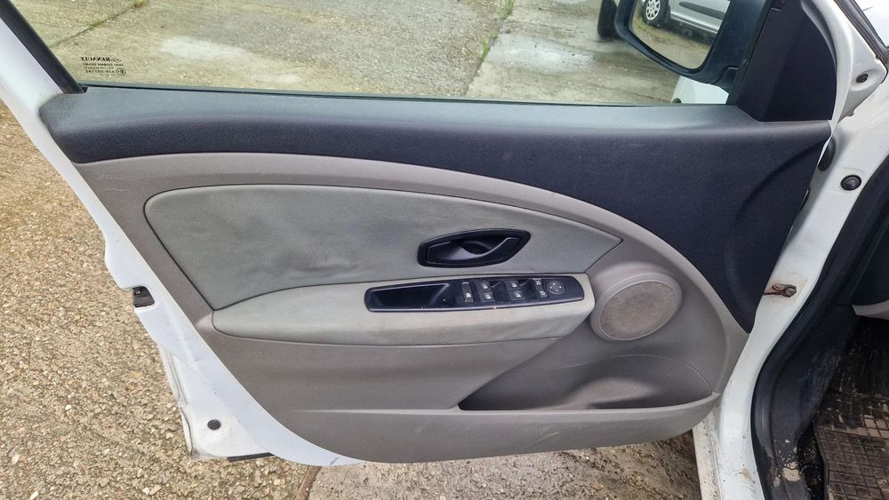 RENAULT MEGANE 3 BOCZEK DRZWI LEWY PRZÓD