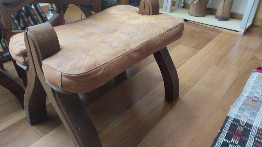 Bancos de pele e pés em madeira
