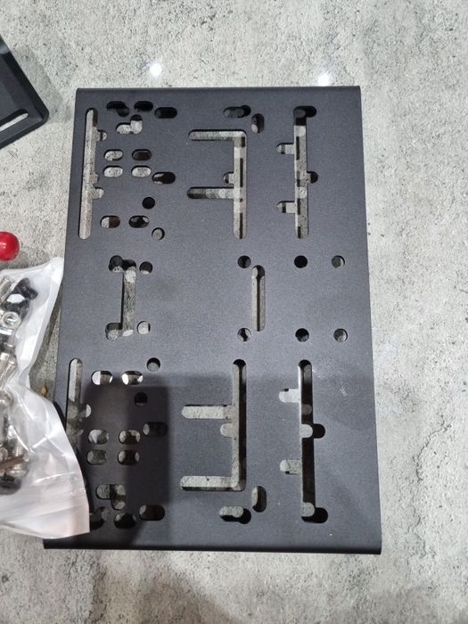 Uniwersalny uchwyt do biurka gemingowy