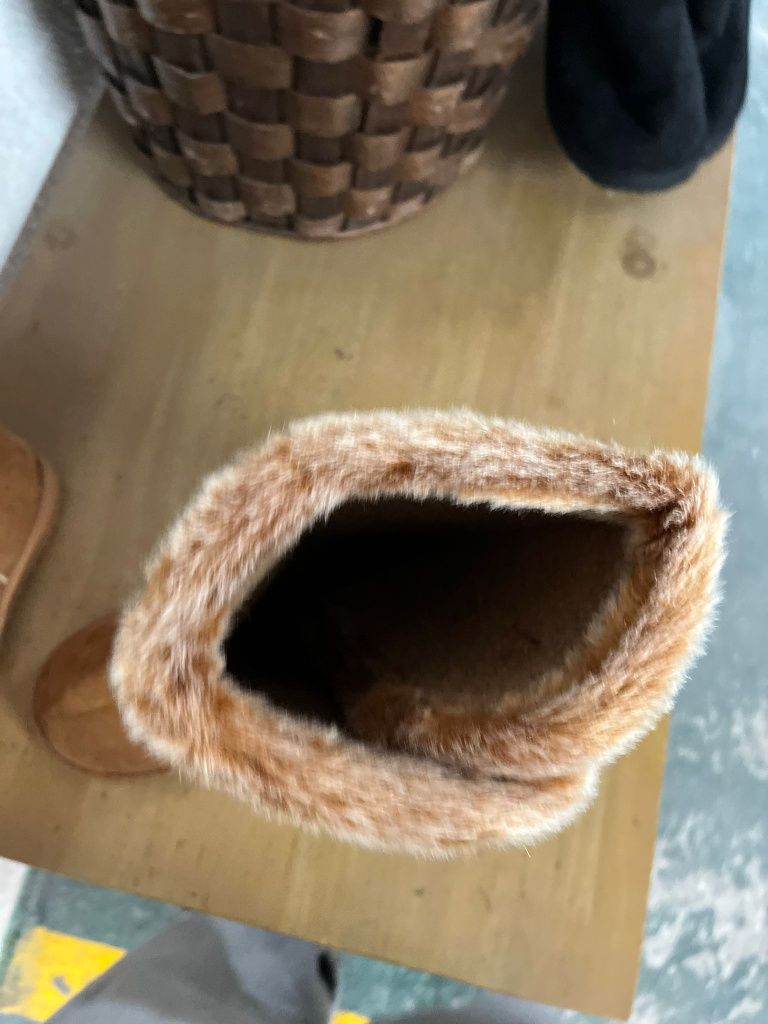 Botas beges com pêlo.