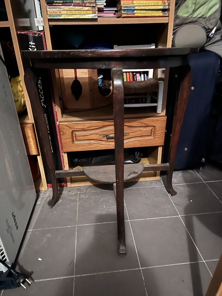 Mesa de apoio com três pés
