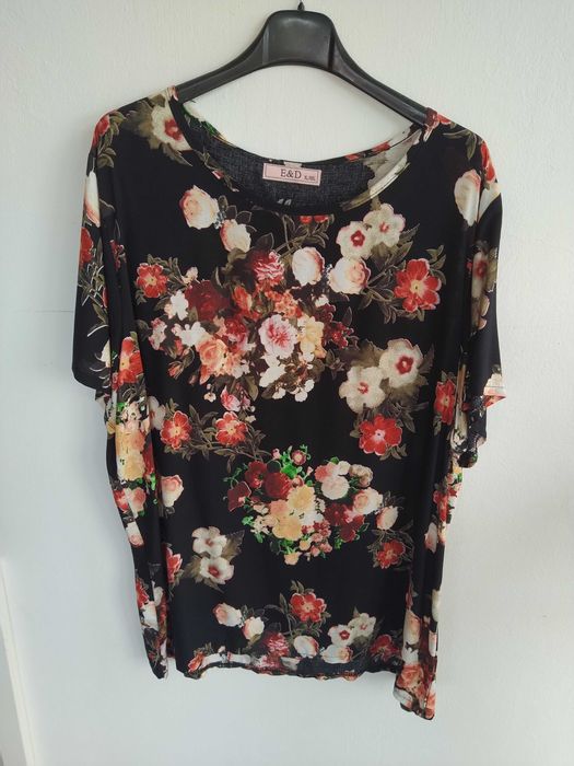 Blusa preta com flores, elegante e atual - Tamanho XL/XXL - Nova!
