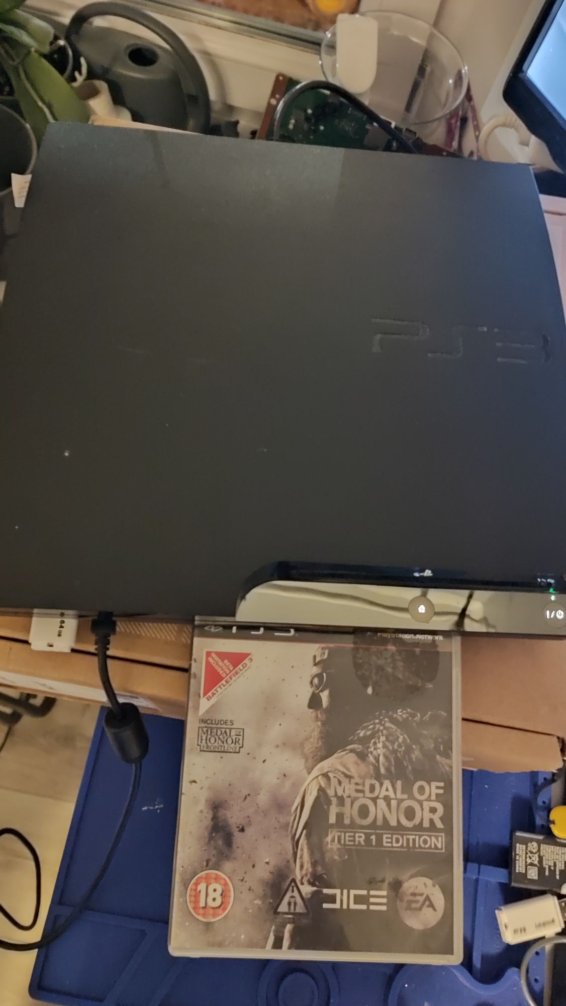 PS3 slim 500 GB z padem i grą