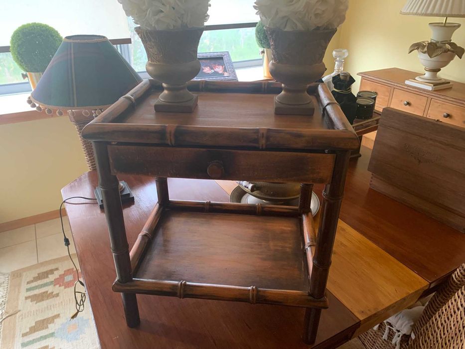 Mesa de apoio com gaveta