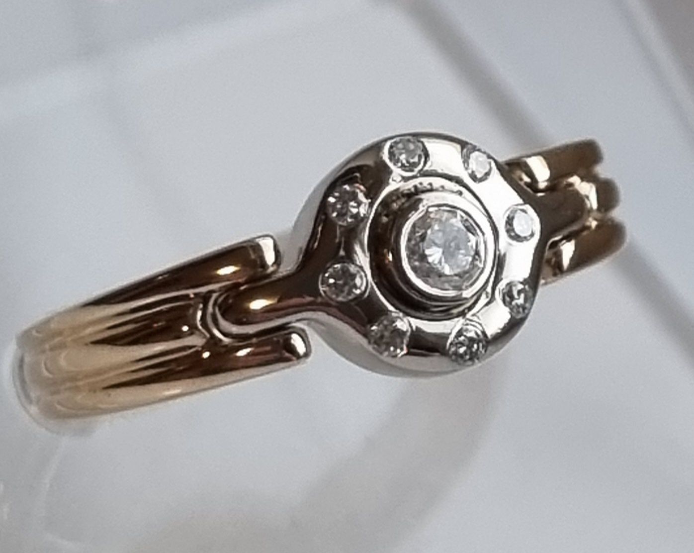 Золотое кольцо с бриллиантами. 4,77 грм