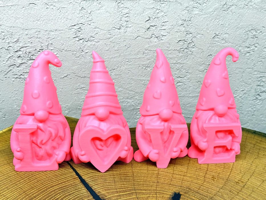 Figurki uroczych gnomów trzymających napis "LOVE", 4 sztuki, druk 3D