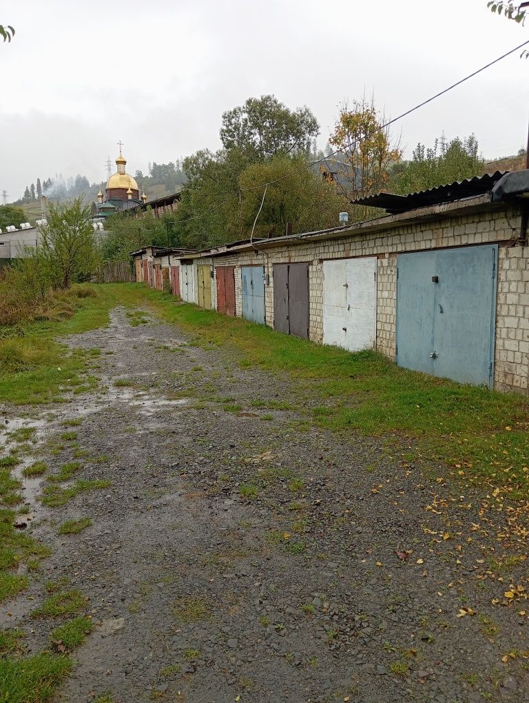Цегляний гараж Воловець
