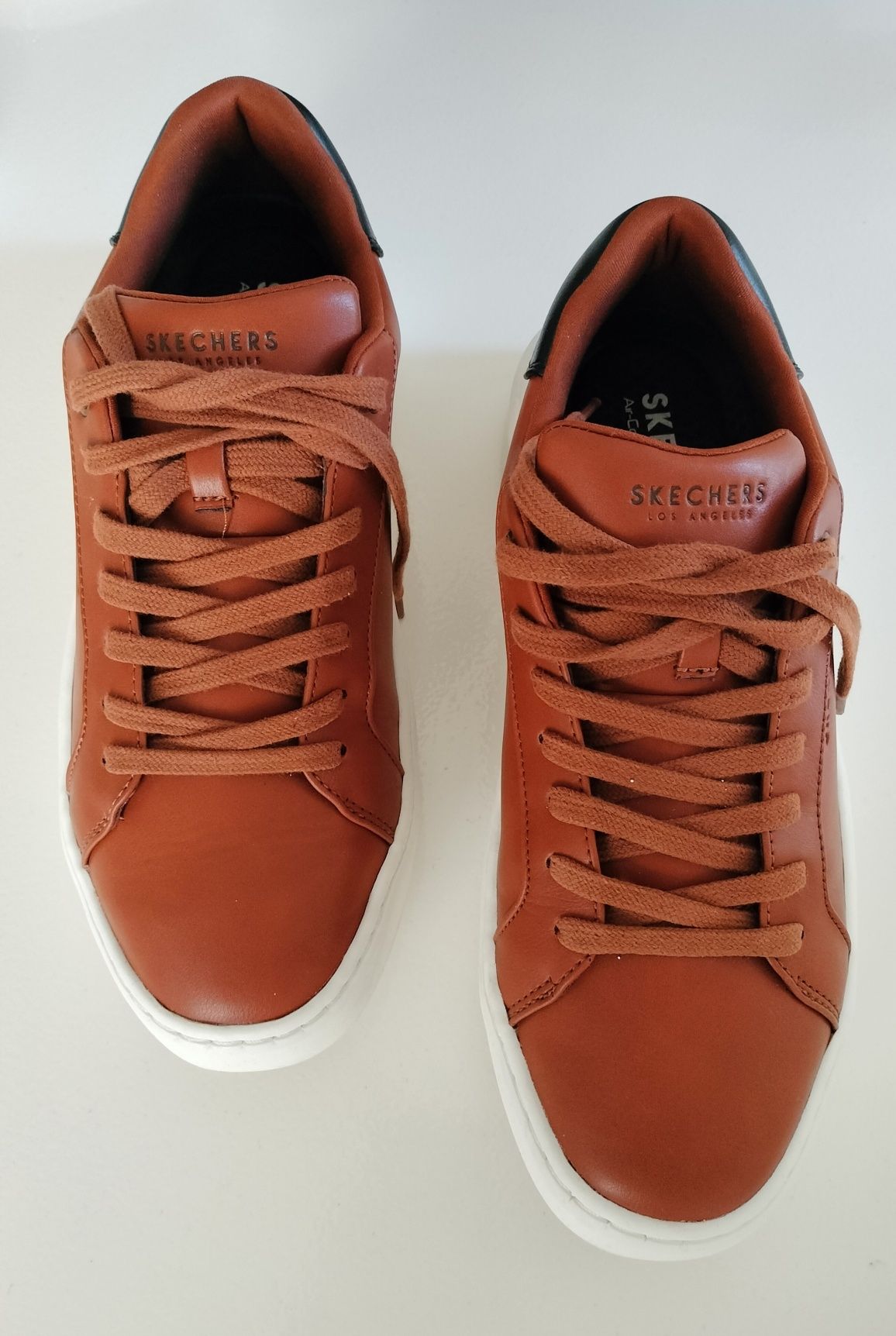 Ténis Skechers castanhos