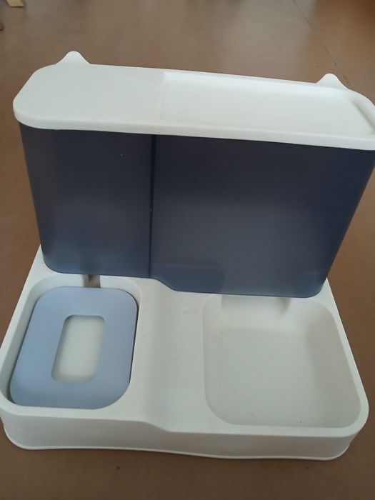 Кормушка и поилка для кошек