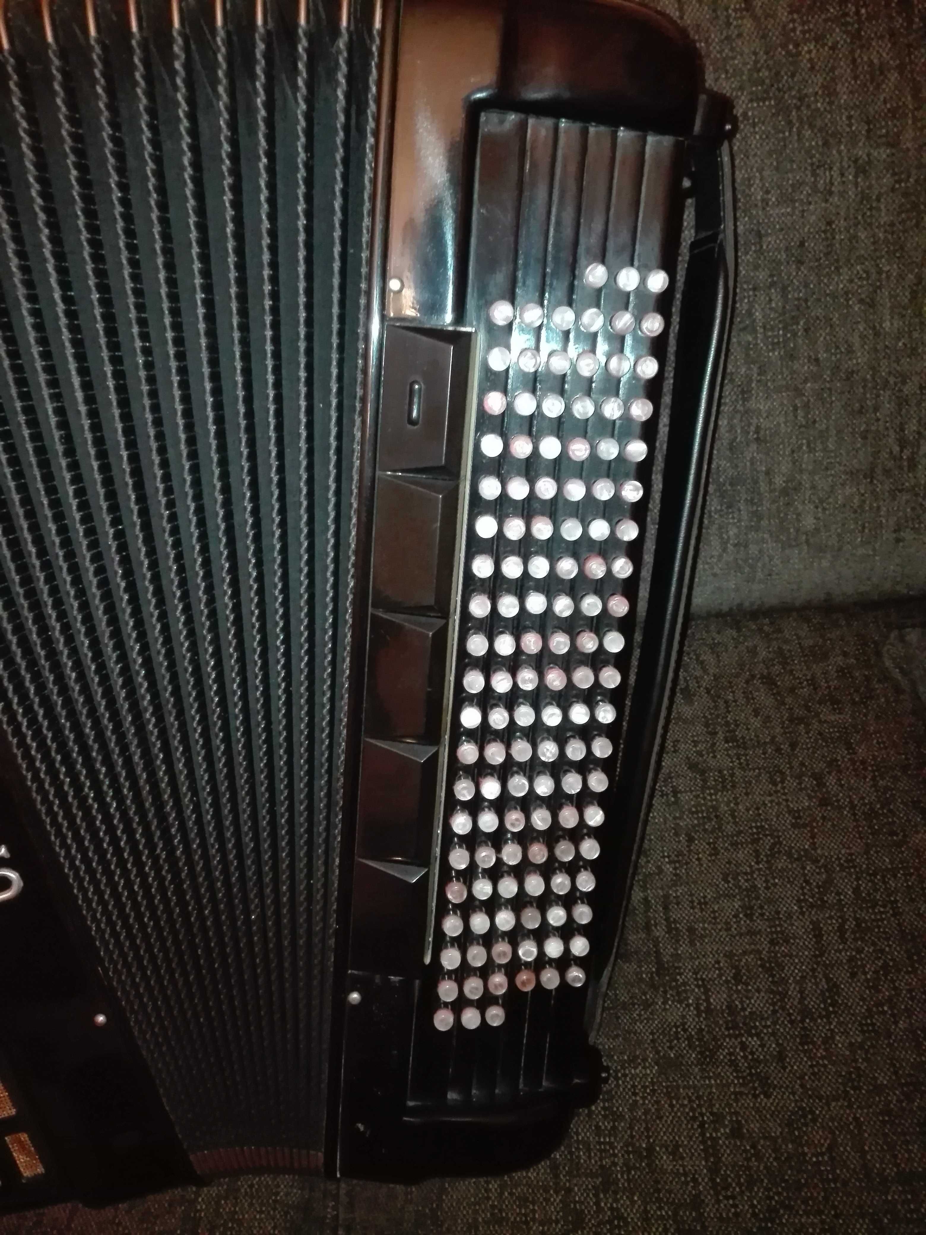 Akordeon guzikowy Universal musette 120 basów electro bardzo dobry sta