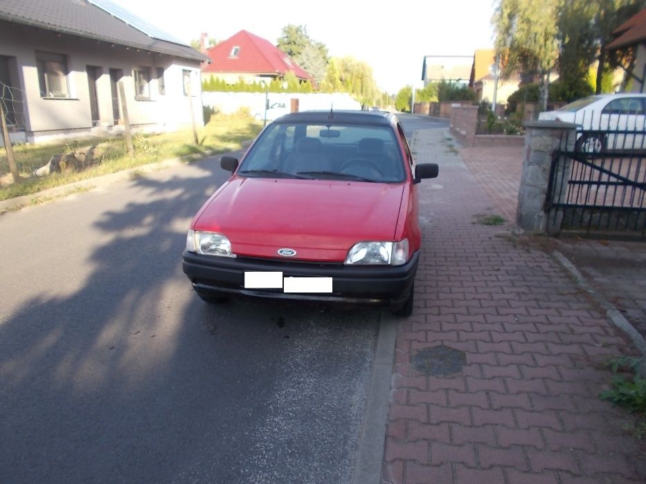 Ford Fiesta MK3,kolor czerwony,1,3 benzyna,przeznaczony na części