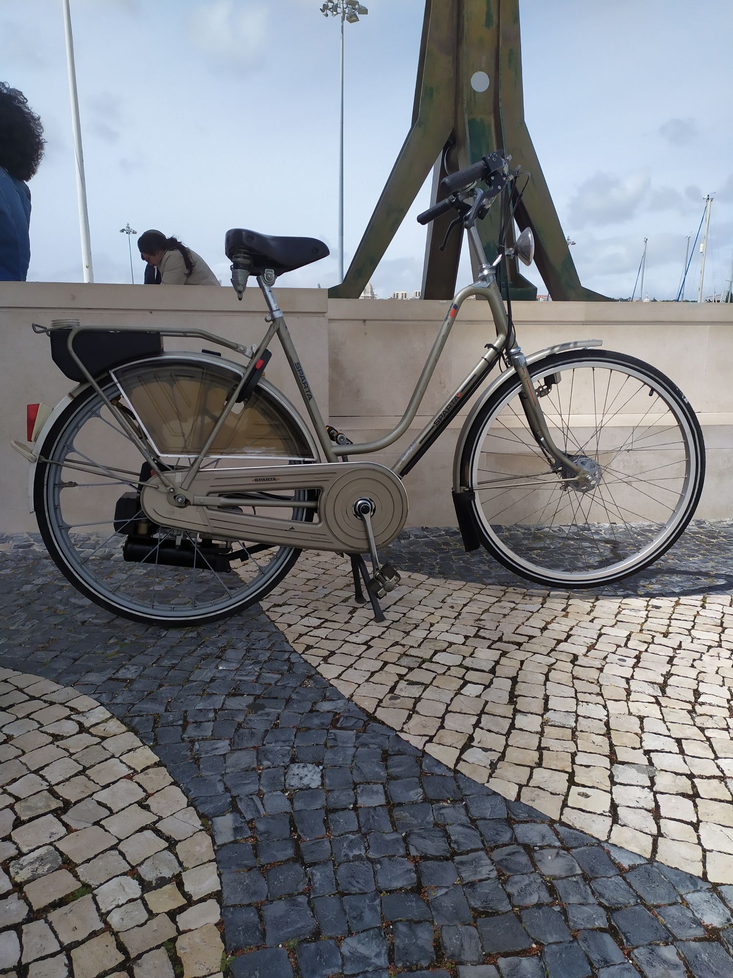 Bicicleta sparta com motor a gasolina de origem