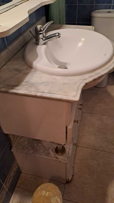 Móvel de casa de balho com espelho