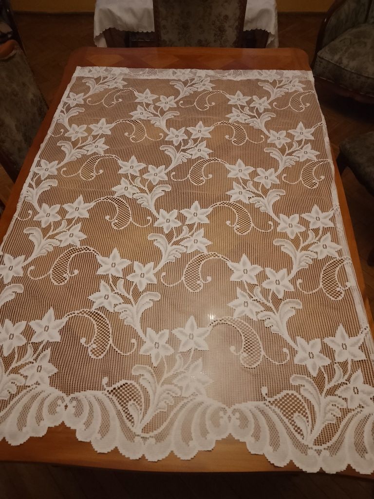 4 firanki (wysokość 138cm, szerokość 95 cm)