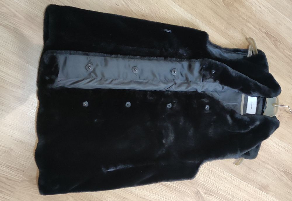 Kamizelka czarna futerko sztuczne Reserved