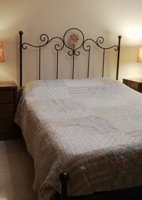 Cama casal em ferro e estrado de ripas