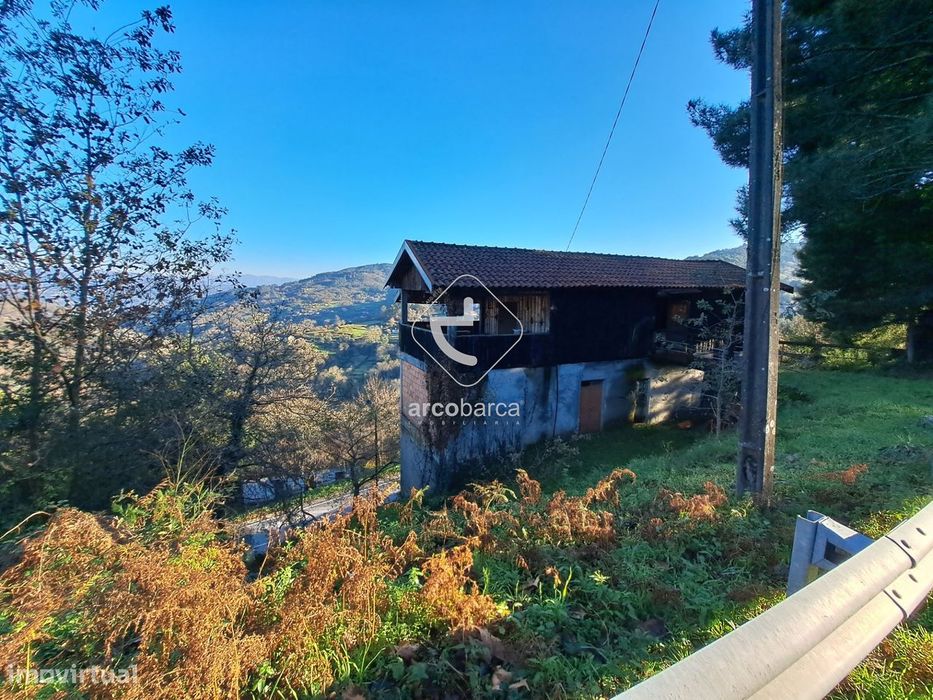 Vende-se edificio constituido por 3 pisos afecto a comercio/habitação