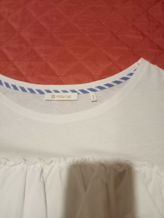 T-shirt branca com folho