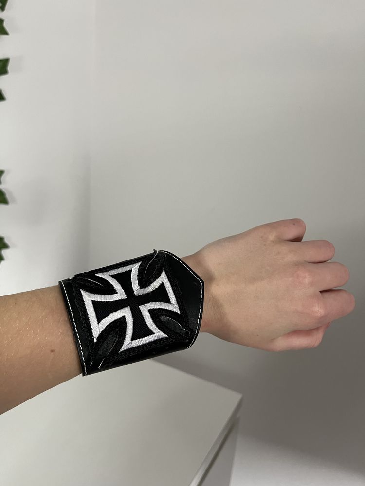 bransoletka z krzyżem skôrzana emo ghotic grunge alternative metalic