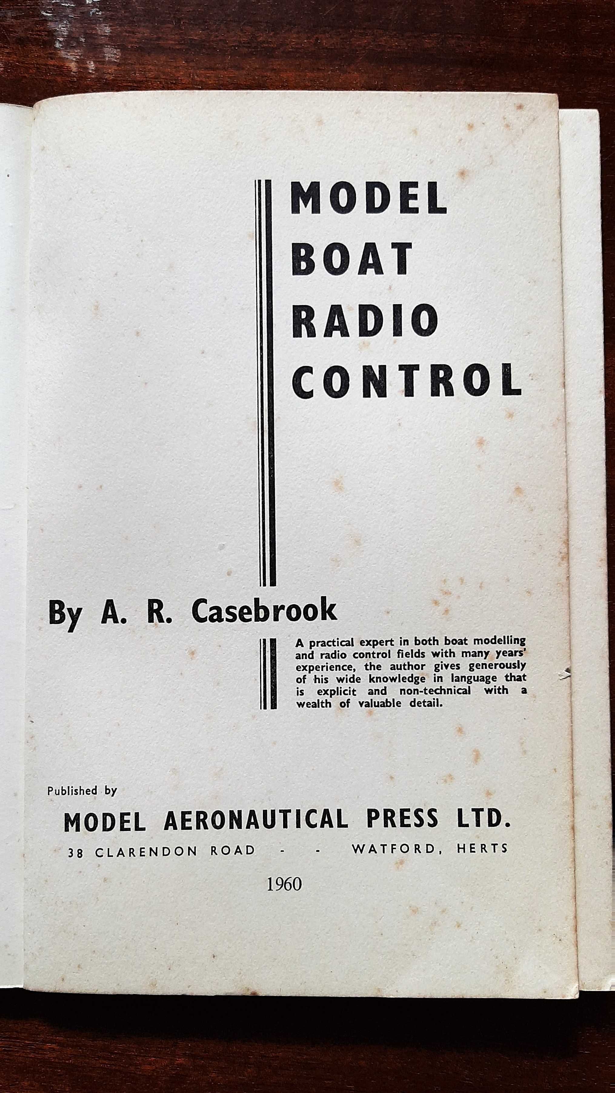 livro: "Model boat radio control"