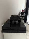 Play Station 4 + gratisy 2 x pad ze stacją dokującą i Assasin’s Creed