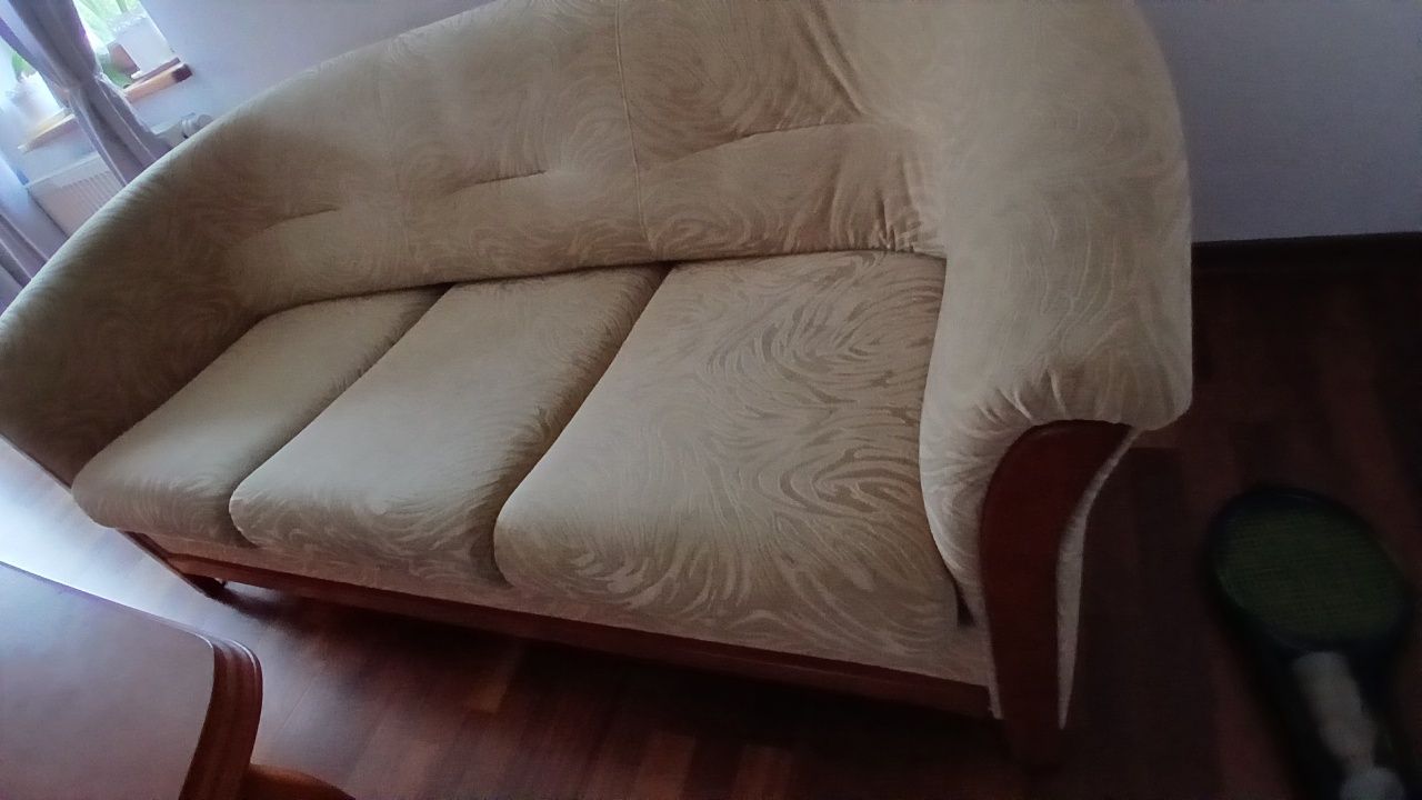 Komplet wypoczynkowy, sofa rozkładana, dwa fotele, stół.