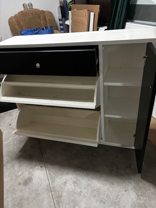 Sapateira na entrada em madeira maciça