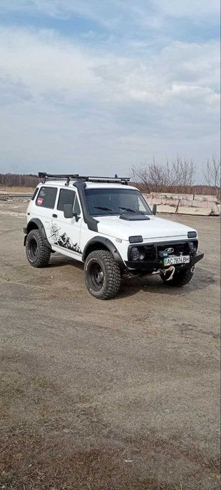 Продам автомобіль Ниву