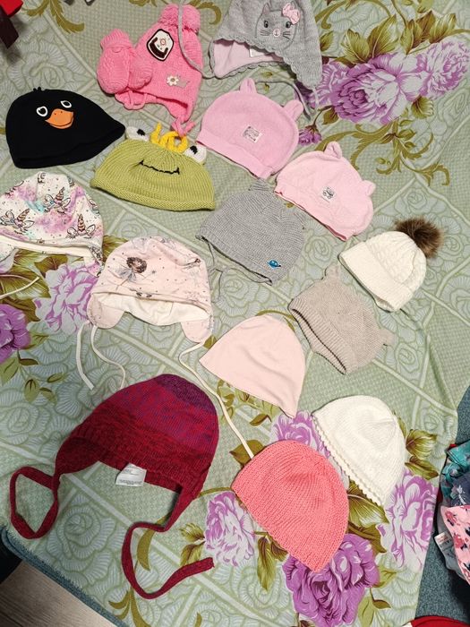 Шапки, носки, обувь, трусики от 0-3 лет.