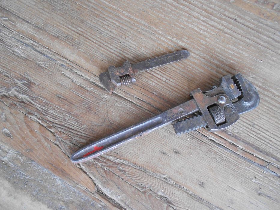 Duas pequenas chaves inglesas muito antigas vintage retro automobilia