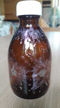 Butelka z ciemnego szkła ręcznie malowana w subtelne kwiaty rękodzieło
