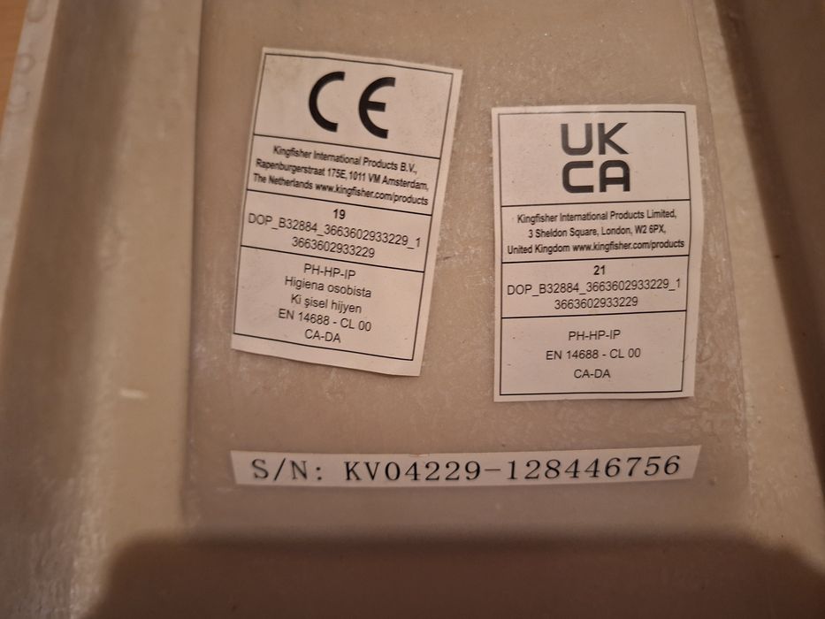 Mała, prawie nowa, umywalka łazienkowa ze stalowymi wspornikami