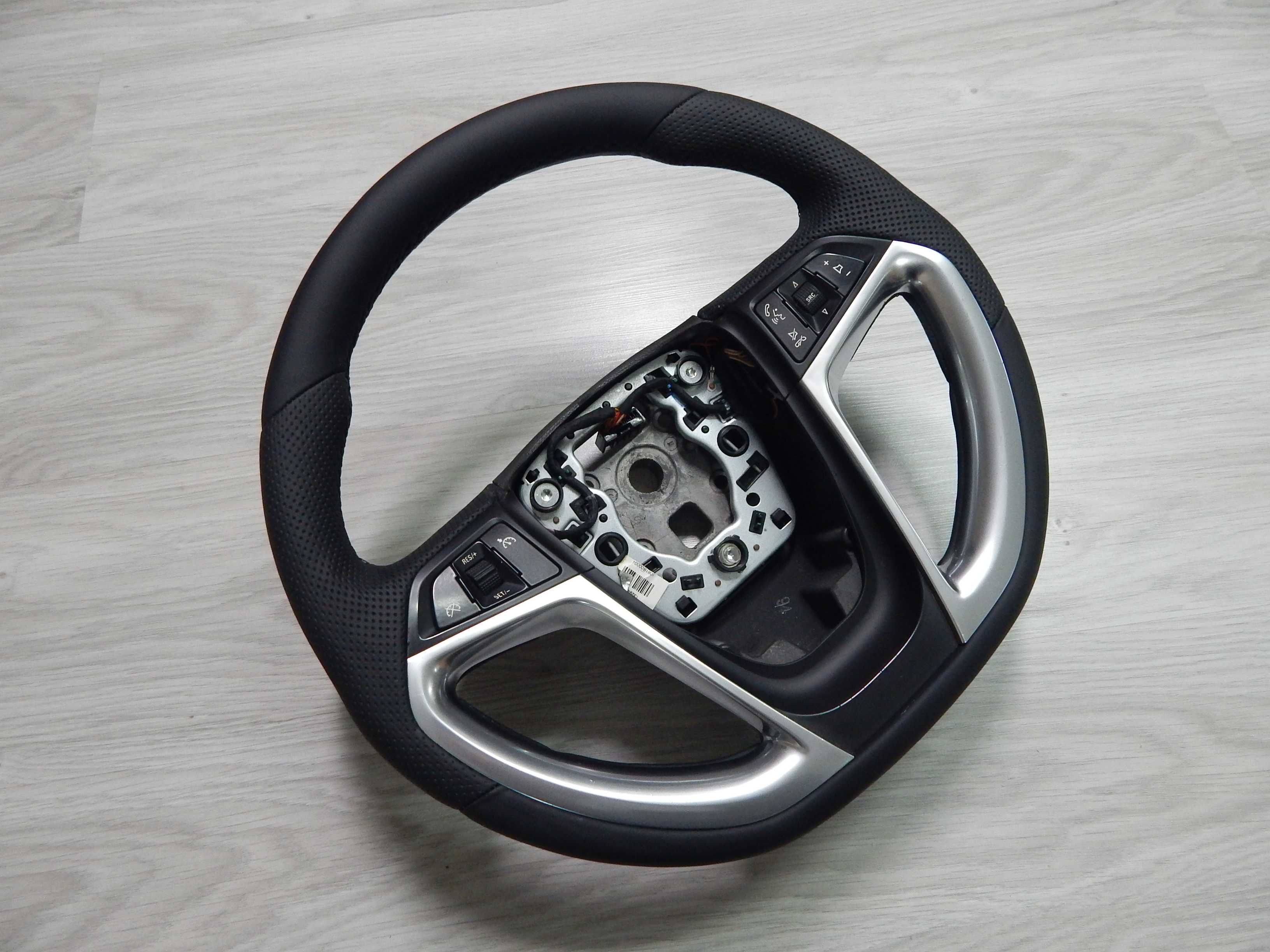 Opel Insignia A OPC przed liftem - kierownica nowa skóra