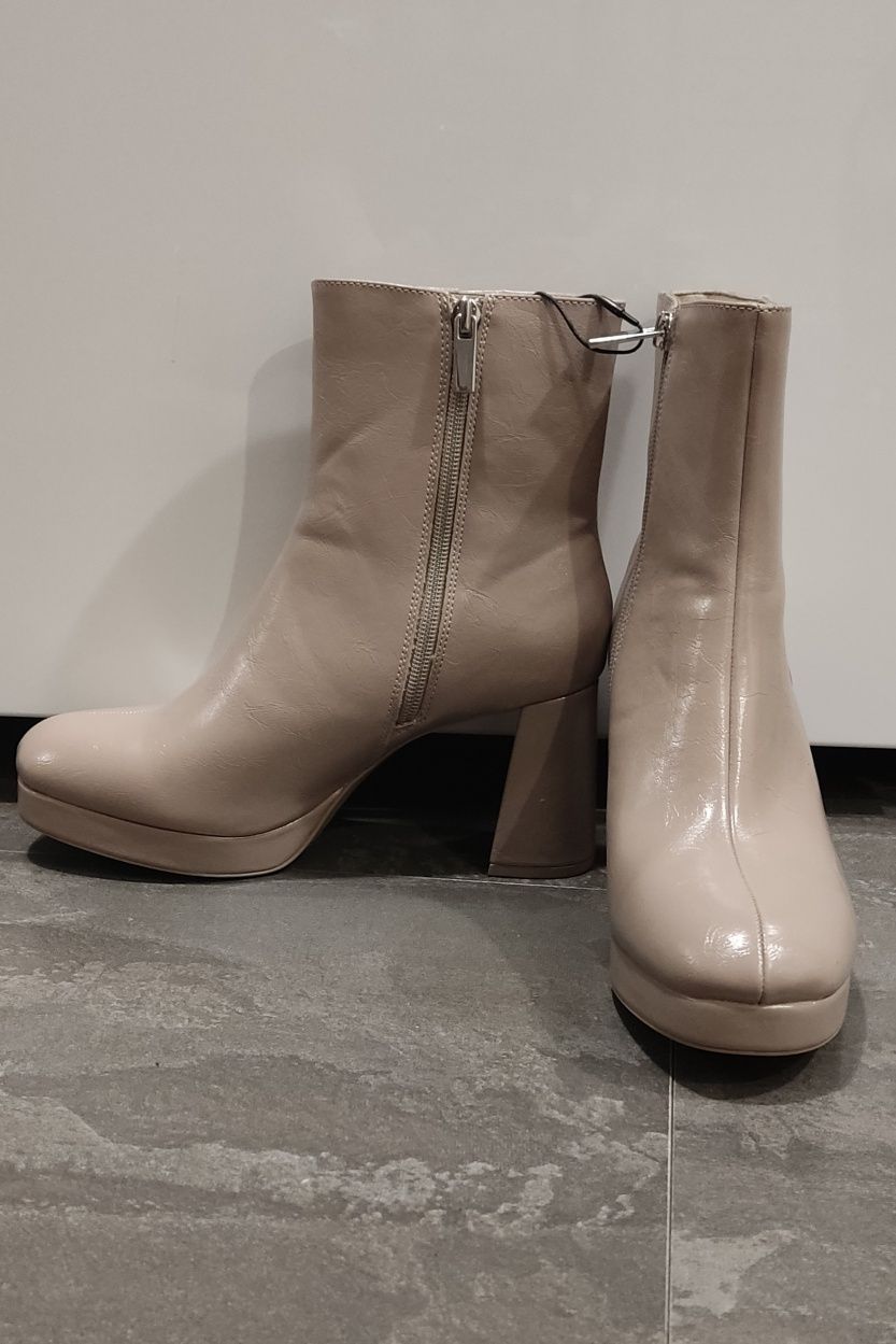 Pull&Bear beżowe / kremowe botki