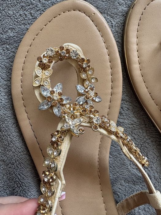 Złote płaskie sandałki japonki ozdobne na lato rozmiar 39