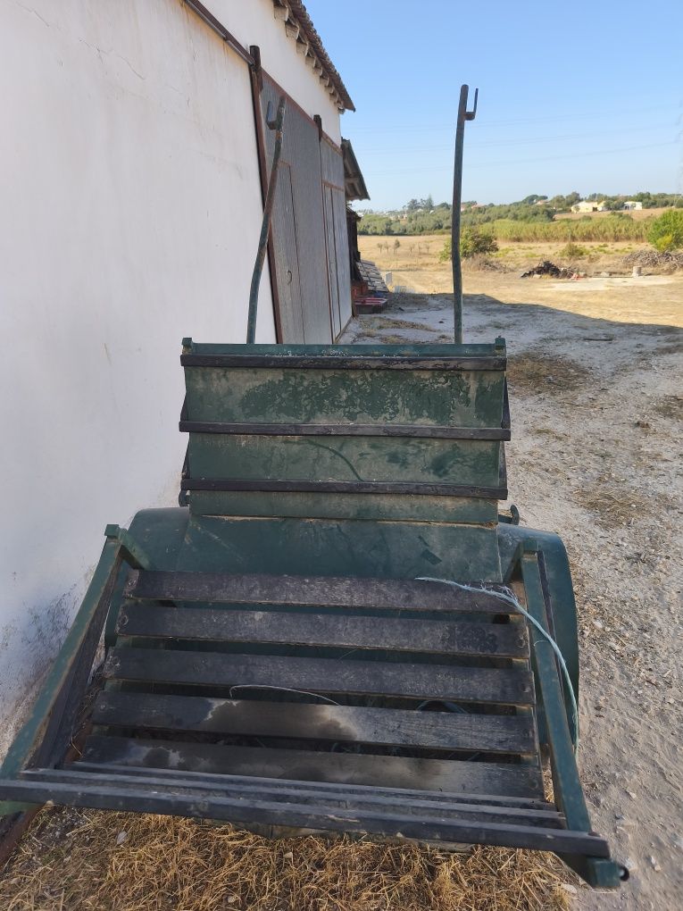 Vende se carroça para pôneis