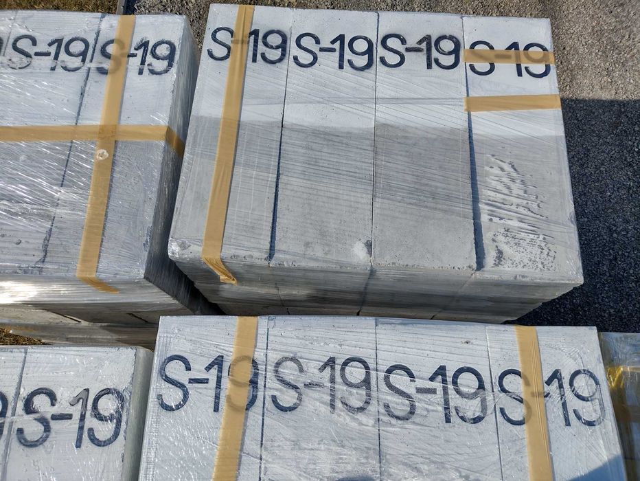 Słupek graniczny S-19, świadek pasa drogowego, granicznik