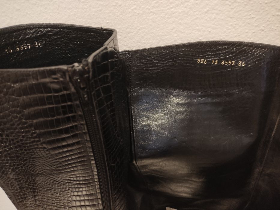 Botas femininas em pele, de cor preta