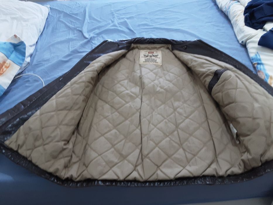 Vendo blusao de cabedal quase novo marca LEVI,S