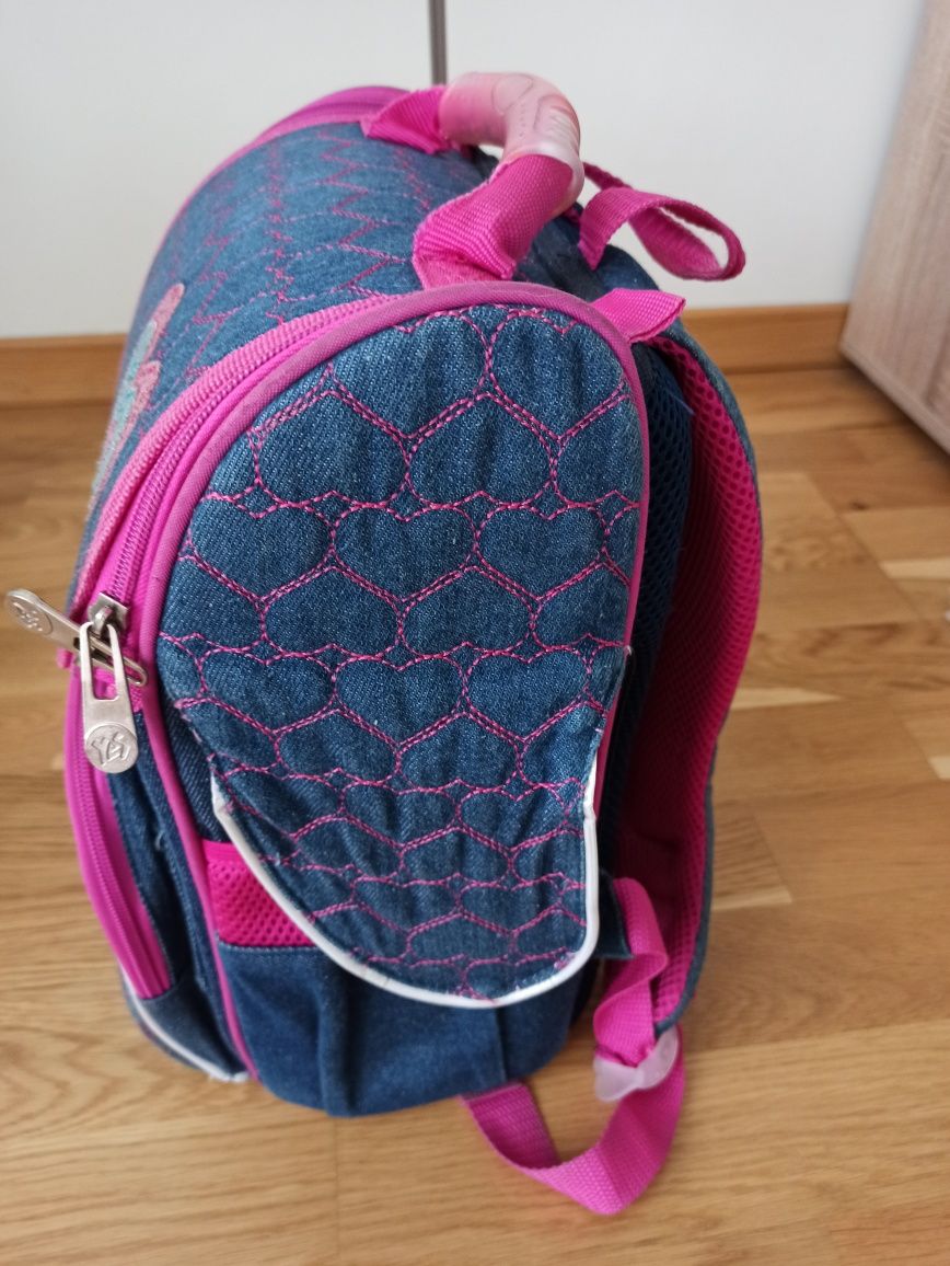 Шкільний рюкзак для першокласниці