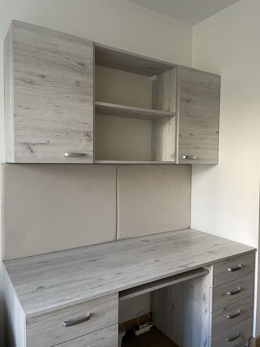 Zestaw biurko + szafki wiszące + panele tapicerowane