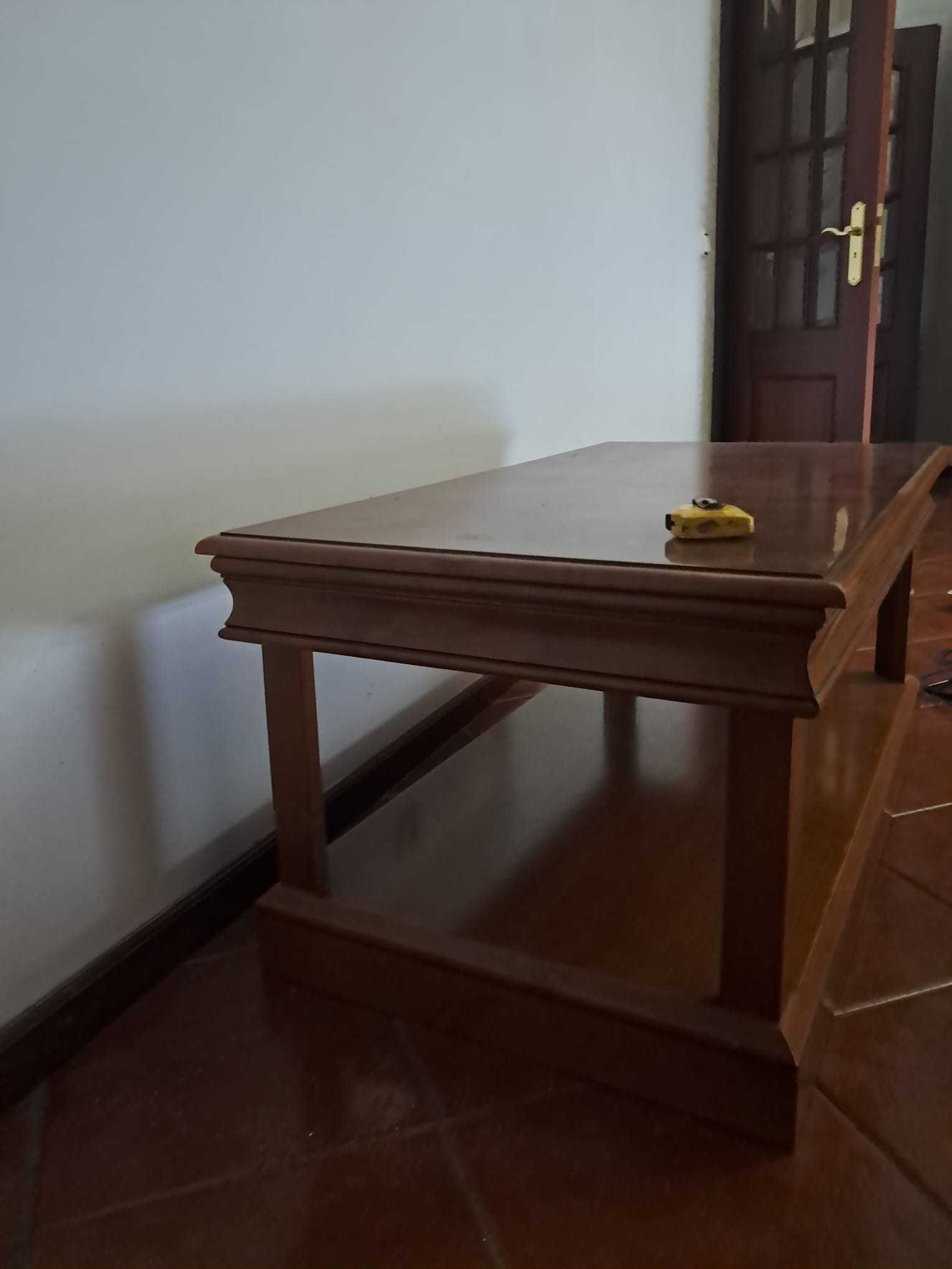 Mesa de centro em madeira