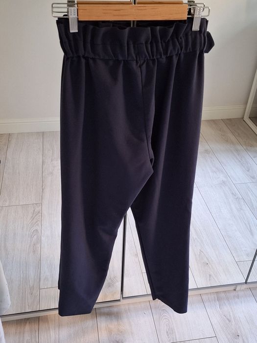 granatowe spodnie eleganckie chinosy w gumkę z paskiem