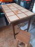 Mesa rústica e bancos