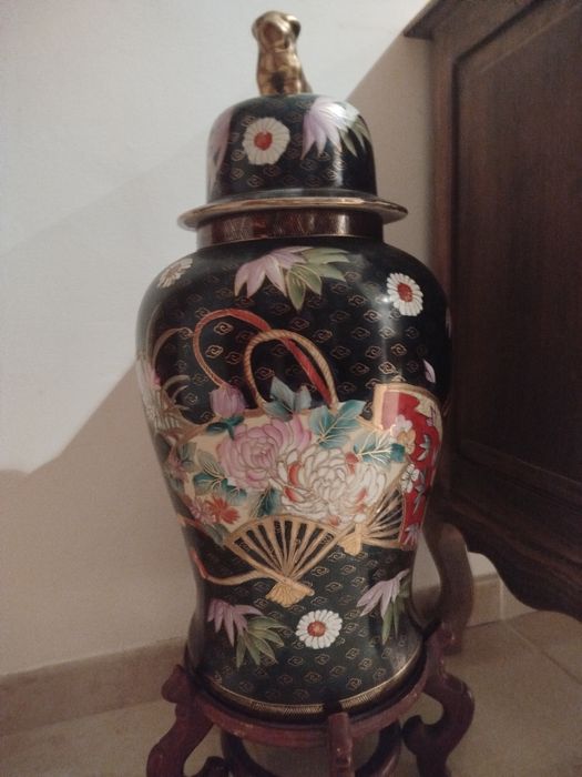 Conjunto de jarrões motivos orientais e com dourado